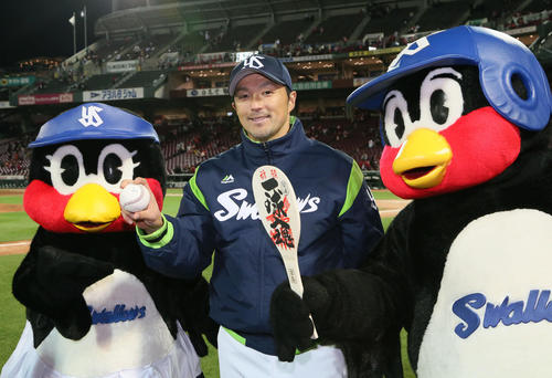 広島対ヤクルト　今季初勝利を飾ったヤクルト寺原（中央）は「一球入魂」と記された宮島のしゃもじ型お守りを手にしたつば九郎（右）、つばみと笑顔でポーズ（撮影・栗木一考）