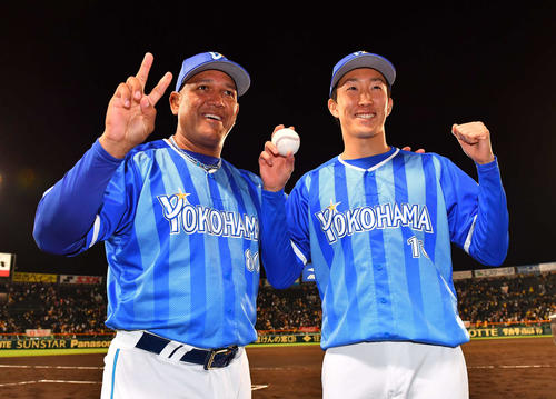 阪神対DeNA　プロ初勝利を挙げラミレス監督（左）と一緒に笑顔でガッツポーズするDeNA大貫（撮影・上田博志）