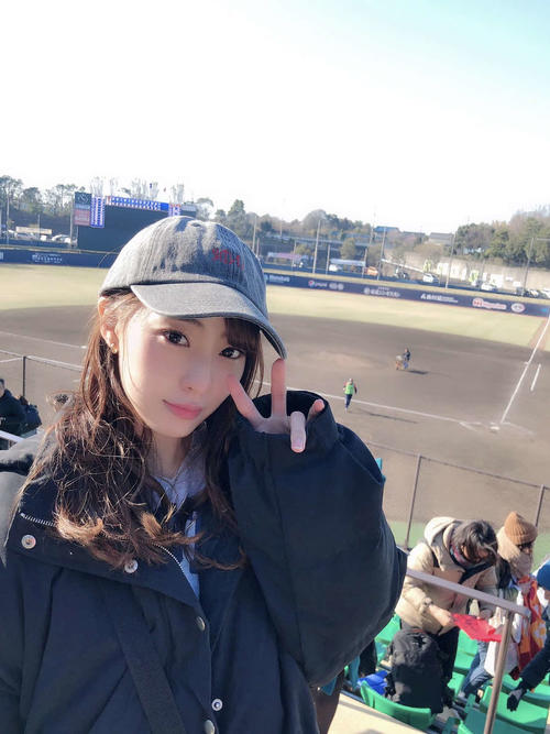 鎌ケ谷スタジアムを訪問した藤江れいな