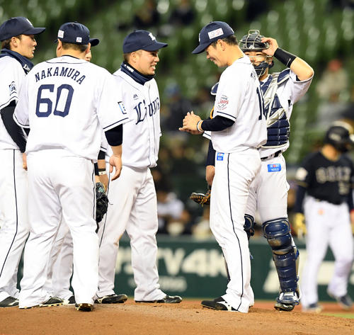 7回表オリックス2死、パーフェクトピッチングをしていた先発多和田だが、吉田正に右前安打を許し苦笑い（撮影・たえ見朱実）