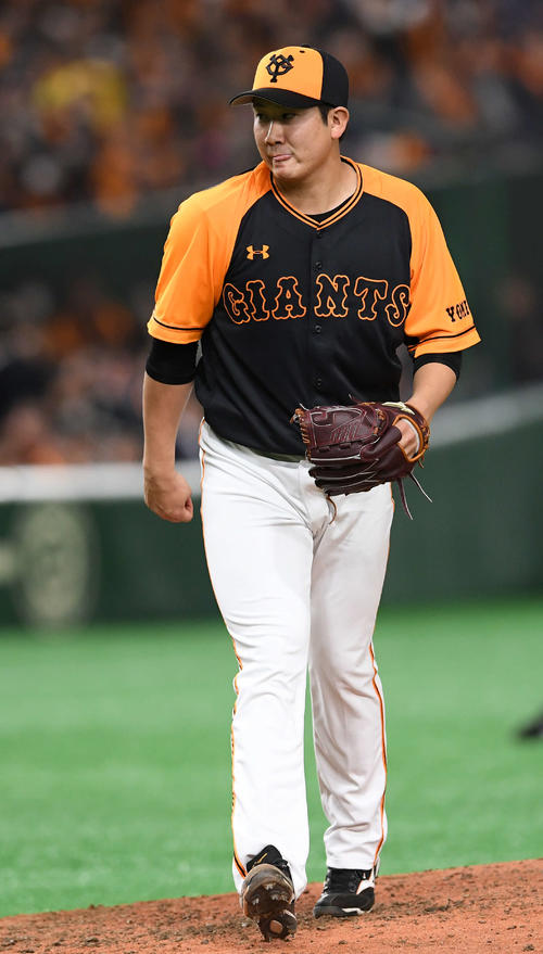 巨人対ヤクルト　4回表ヤクルト2死二、三塁、村上を空振り三振に仕留め舌を出す菅野（撮影・鈴木みどり）