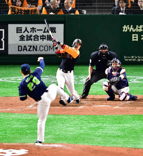巨人対ヤクルト　4回裏巨人無死、亀井はヤクルト先発の小川（左）から左越えのソロ本塁打を放つ（撮影・小沢裕）