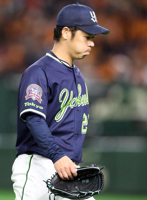 巨人対ヤクルト　4回裏を終え、厳しい表情で引き揚げる小川（撮影・狩俣裕三）