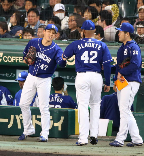 5回裏阪神2死一塁、梅野隆太郎を空振りの三振に仕留めた笠原（左）はベンチ前でアルモンテと笑顔でタッチ（撮影・上山淳一）