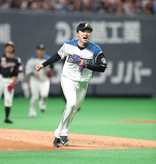 日本ハム対ロッテ　7回表ロッテ2死満塁、中村奨を三振に仕留め、叫ぶ上沢（撮影・黒川智章）