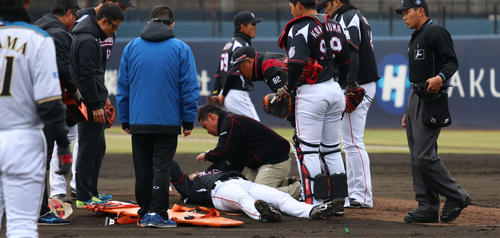 日本ハム対ロッテ　2回裏日本ハム無死二、三塁の場面で白村の打球を頭部に当て、マウンド横に倒れ込むロッテ高野（中央）（撮影・山崎純一）