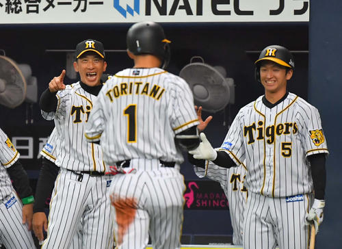 満面の笑みで鳥谷を出迎える矢野監督(左)と近本(2019年3月29日)