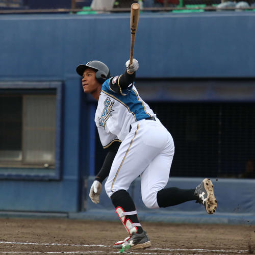 日本ハム対ロッテ　9回裏日本ハム無死で左翼スタンドへ2打席連続となる同点本塁打を放つ日本ハム万波（撮影・山崎純一）