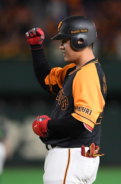 巨人対ヤクルト　1回裏巨人1死一、二塁、中前適時打を放った岡本はガッツポーズ（撮影・鈴木みどり）