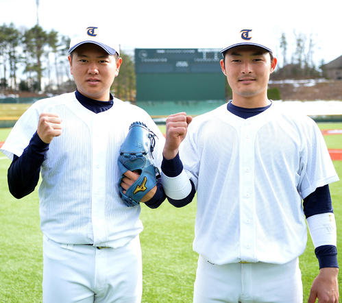 リーグ3季連続優勝を誓う東北福祉大の津森（左）と岩崎（撮影・鎌田直秀）