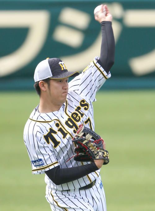 キャッチボールする岩貞祐太（撮影・上山淳一）