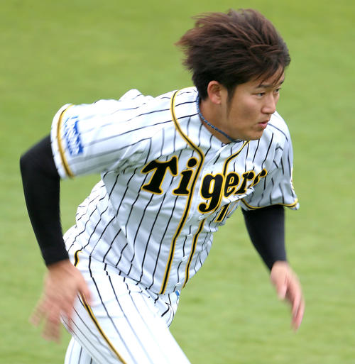 ダッシュで汗を流す岩貞祐太（撮影・上山淳一）