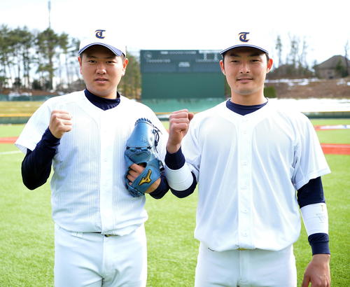 リーグ3季連続優勝を誓う東北福祉大の津森（左）と岩崎（撮影・鎌田直秀）