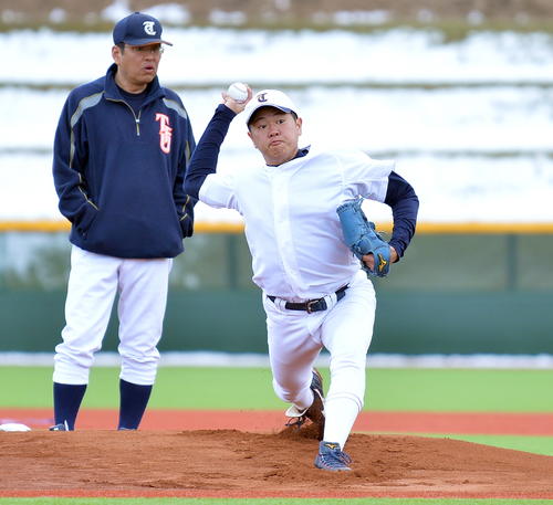 東北福祉大新球場のマウンドを確認しながら、村瀬助監督（左）の前で投球練習を行う東北福祉大の津森（撮影・鎌田直秀）
