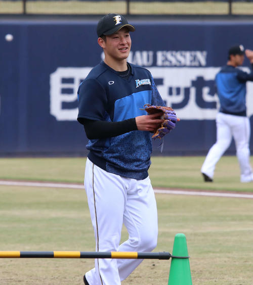 練習中に笑顔を見せる日本ハム吉田輝（撮影・山崎純一）
