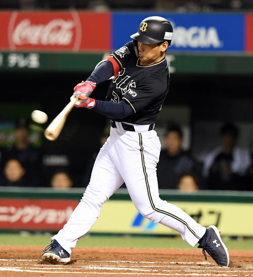 西武対オリックス　7回表オリックス2死、右前に安打を放つ吉田正（撮影・たえ見朱実）