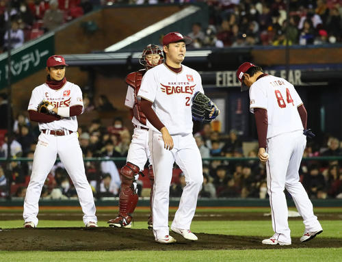 楽天対ソフトバンク　6回途中で降板する楽天安楽（中央右）（撮影・足立雅史）
