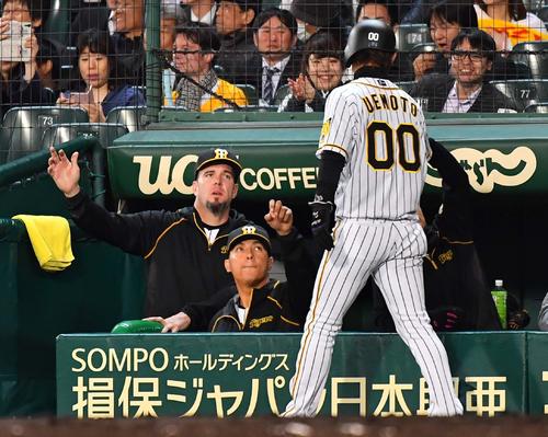阪神対中日　6回裏阪神1死一、三塁、糸井嘉男の二ゴロの間に生還した上本博紀を出迎えるランディー・メッセンジャー（左）（撮影・上田博志）