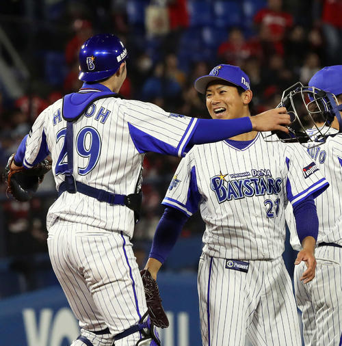 1安打完封勝利を収めた今永（右）は伊藤光と笑顔で喜び合う（撮影・河野匠）