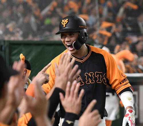 巨人対ヤクルト　4回表巨人1死、左越えソロ本塁打を放った坂本勇は笑顔でナインとハイタッチ（撮影・鈴木みどり）