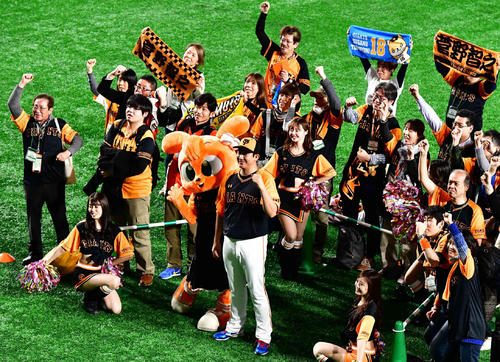 巨人対ヤクルト　今季2勝目を挙げた巨人先発の菅野（中央）はファンと記念撮影に臨む（撮影・小沢裕）
