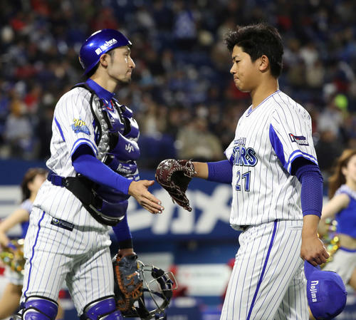 DeNA対広島　4回表を終え、伊藤光（左）に迎えられる今永（撮影・河野匠）