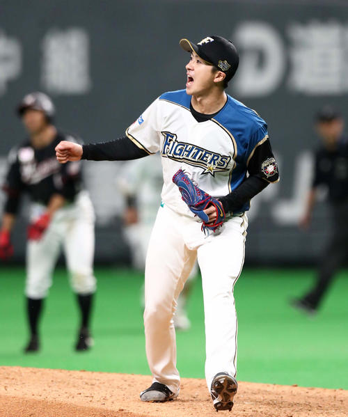 7回表ロッテ2死満塁、中村奨を三振にとり叫ぶ上沢（撮影・黒川智章）