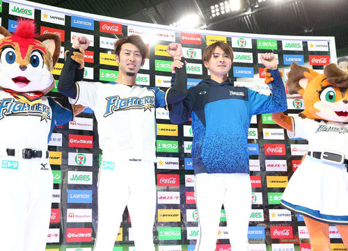 日本ハム対ロッテ　お立ち台で笑顔の秋吉（左）と上沢（撮影・黒川智章）