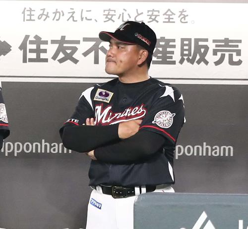 日本ハム対ロッテ　ベンチで渋い表情の井口監督（撮影・黒川智章）