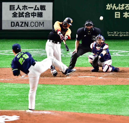 巨人対ヤクルト　4回裏巨人無死、亀井はヤクルト先発の小川（左）から左越えのソロ本塁打を放つ（撮影・小沢裕）