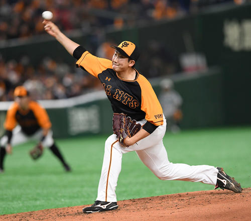 巨人対ヤクルト　先発し力投する巨人菅野（撮影・鈴木みどり）