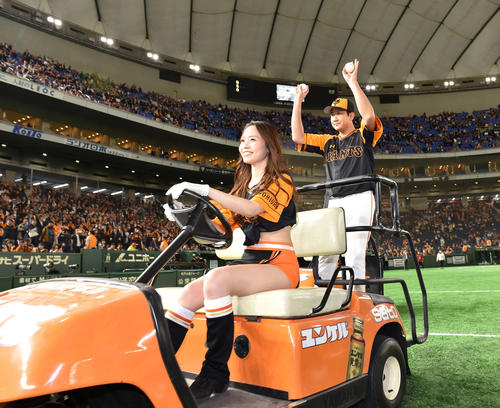 巨人対ヤクルト　7回1失点で勝利投手の巨人菅野はファンの声援に応える（撮影・鈴木みどり）