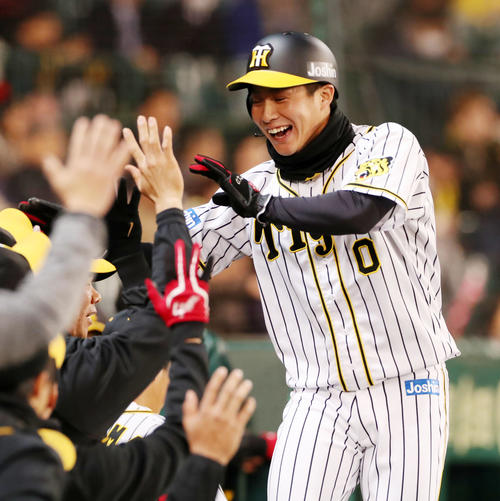 阪神対中日　7回裏阪神2死一、三塁、打者上本のとき三走木浪は相手の暴投で本塁生還し、笑顔でナインとタッチする（撮影・加藤哉）