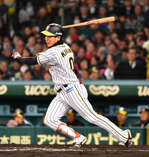 阪神対中日　7回裏阪神1死、中前にプロ初安打を放つ木浪聖也（撮影・上田博志）