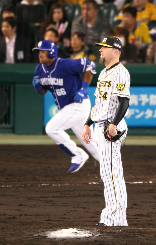 6回表中日1死一塁、メッセンジャー（手前）はビシエドに右越え2点本塁打を浴びる（撮影・上山淳一）