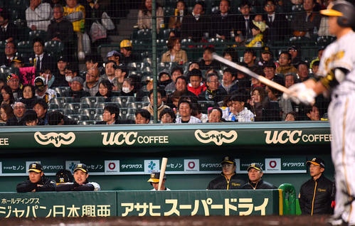 阪神対中日　ベンチで戦況を見守る大山悠輔（左）（撮影・上田博志）