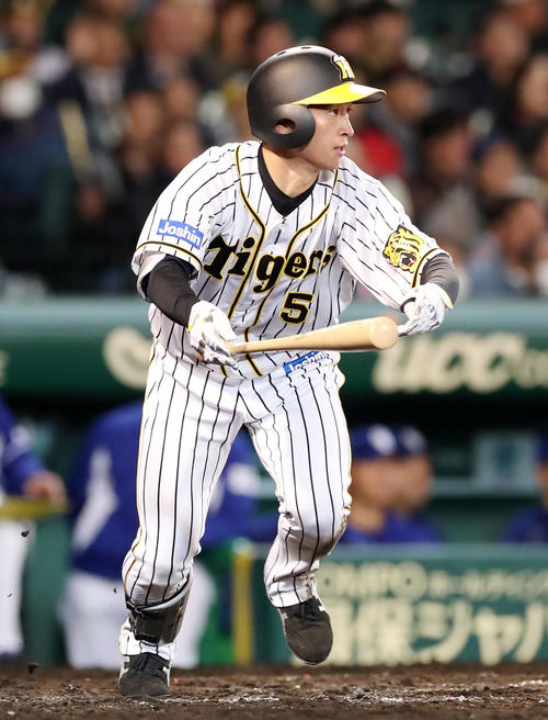 阪神対中日　7回裏阪神2死一、三塁、近本は中前適時打を放つ（撮影・加藤哉）