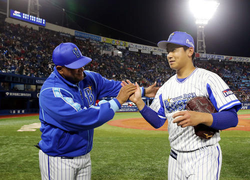 DeNA対広島　1安打完封勝利を収めた今永（右）はラミレス監督に迎えられる（撮影・河野匠）
