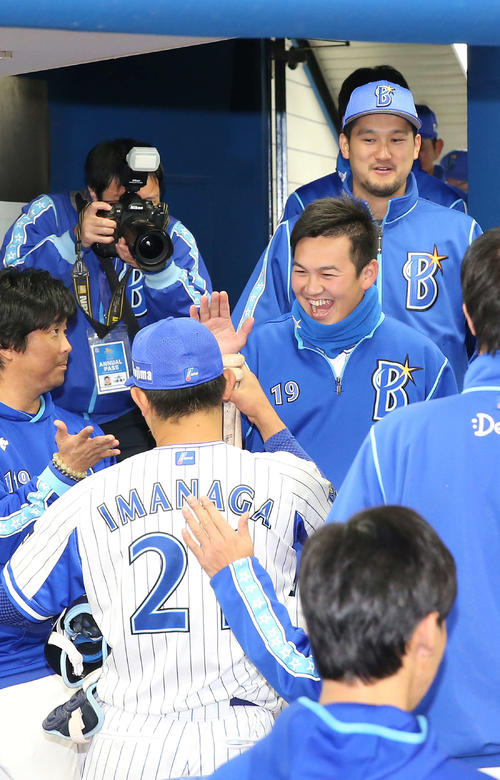 DeNA対広島　1安打完封勝利を収めた今永（手前）を笑顔で祝福する山崎（中央）と三上（撮影・河野匠）