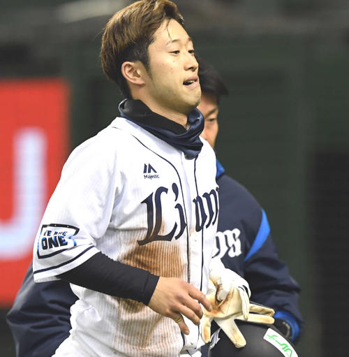 西武対オリックス　7回裏、右手小指を脱臼し治療へ向かう西武外崎（撮影・たえ見朱実）