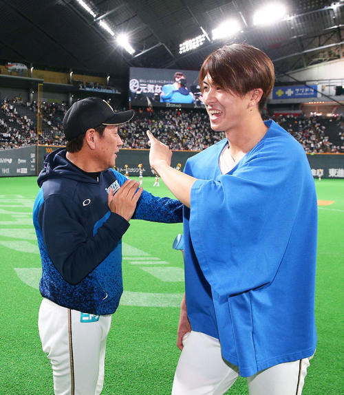 試合後、栗山監督に出迎えられる上沢（撮影・黒川智章）