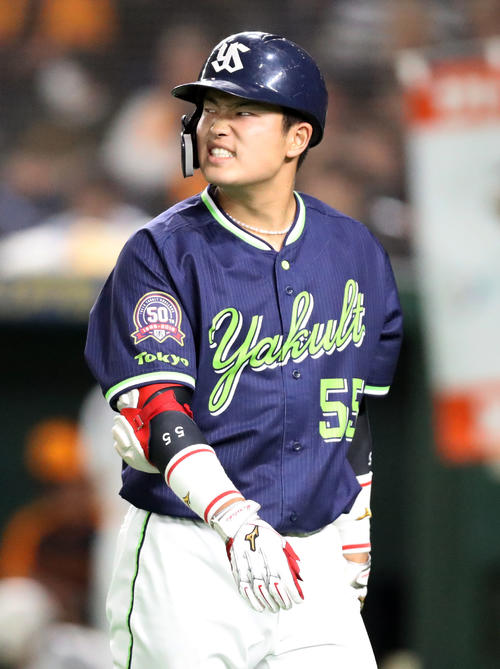 巨人対ヤクルト　4回表ヤクルト2死二、三塁、空振り三振に倒れ、悔しがる村上（撮影・狩俣裕三）