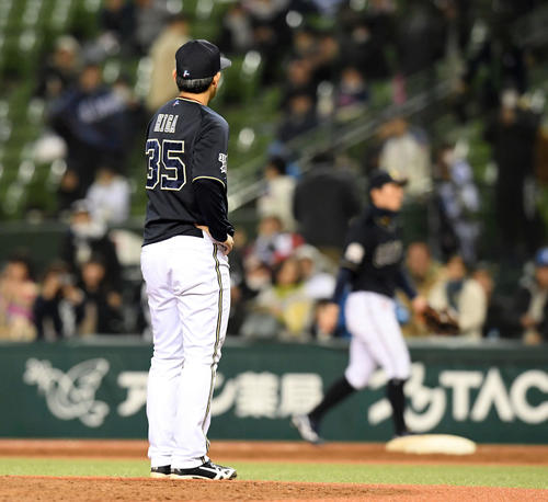 西武対オリックス　9回裏西武1死一、二塁、西武にサヨナラ負けしぼうぜんとする比嘉（撮影・たえ見朱実）