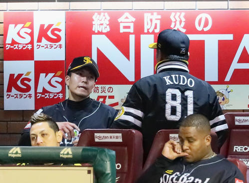 楽天対ソフトバンク　7回を投げベンチに戻った千賀（左）は工藤監督と会話を交わす（撮影・足立雅史）