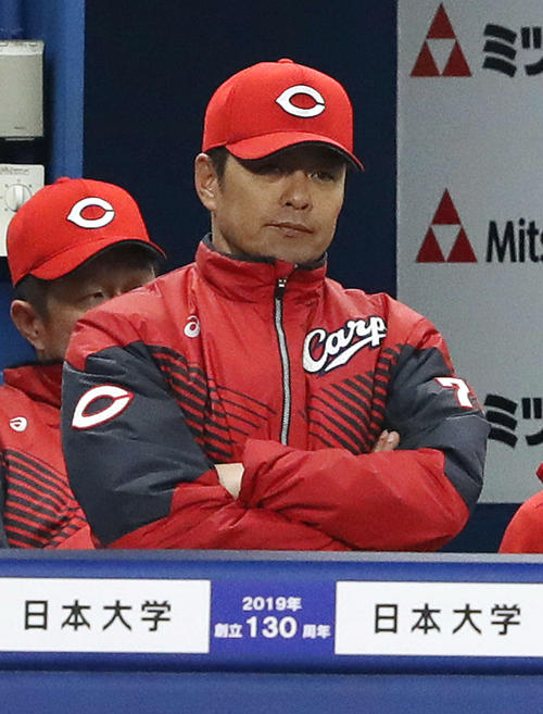 DeNA対広島　ベンチで腕を組んで険しい表情の緒方監督（撮影・河野匠）