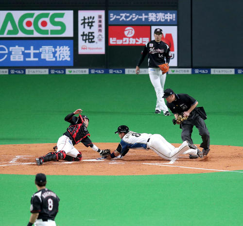 日本ハム対ロッテ　4回裏日本ハム1死一、三塁、王柏融の中犠飛で生還する三塁走者の近藤。右奥は打たれたロッテ二木（撮影・佐藤翔太）　　