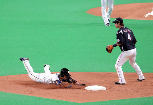 日本ハム対ロッテ　4回裏日本ハム1死、二塁打を放ち二塁に頭から滑り込む近藤（撮影・佐藤翔太）　　