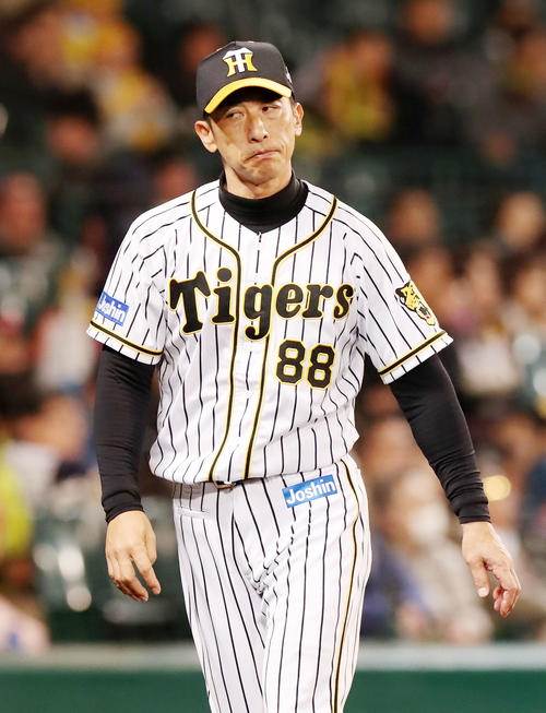 阪神対中日　7回表、選手交代を告げた矢野監督は厳しい表情を見せる（撮影・加藤哉）