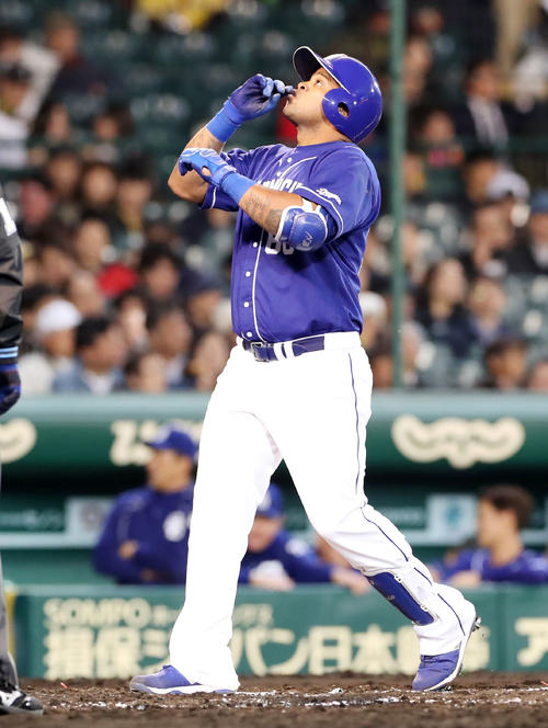阪神対中日　4回表中日1死一塁、ビシエドは左翼越え2点本塁打を放ち生還する（撮影・加藤哉）