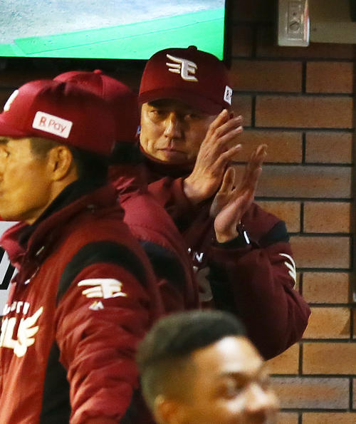 楽天対ソフトバンク　8回裏楽天1死三塁、スクイズを決めた田中らに拍手を送る平石監督（撮影・足立雅史）